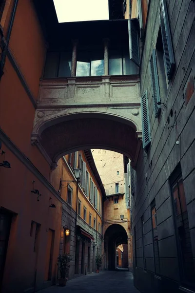 Straßenansicht Mit Alten Gebäuden Und Torbogen Siena Italien — Stockfoto