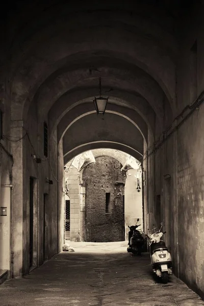 Straatzicht Met Oude Gebouwen Poort Siena Italië — Stockfoto