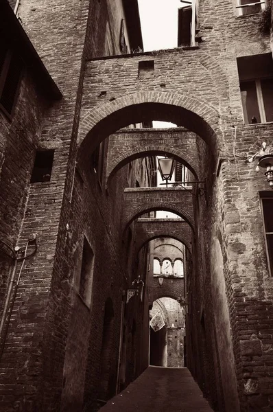 Utcai Kilátás Régi Épületekkel Boltívekkel Sienában Olaszországban — Stock Fotó