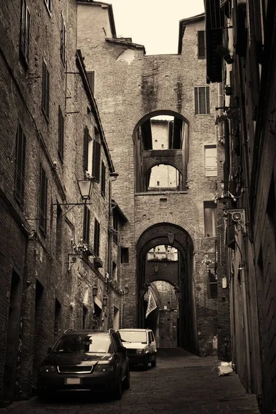 Straatzicht Met Oude Gebouwen Poort Siena Italië — Stockfoto