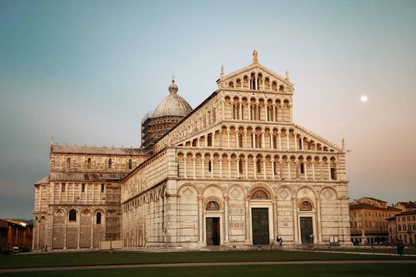 Katedral Moon Ile Alacakaranlıkta Pisa Talya Piazza Dei Miracoli Mucizeler — Stok fotoğraf