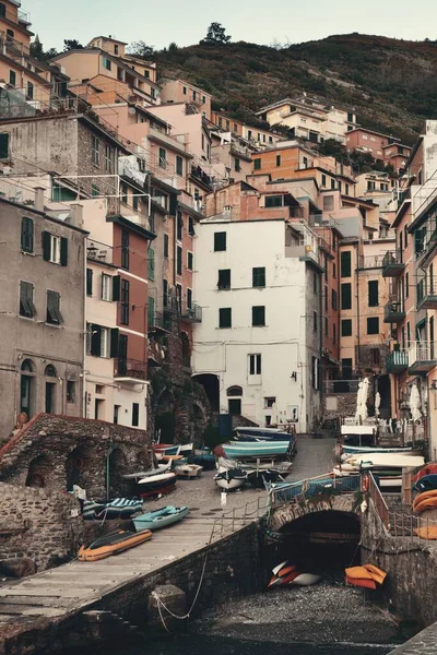 イタリアのCinque Terreにある建物とRiomaggioreウォーターフロントの景色 — ストック写真