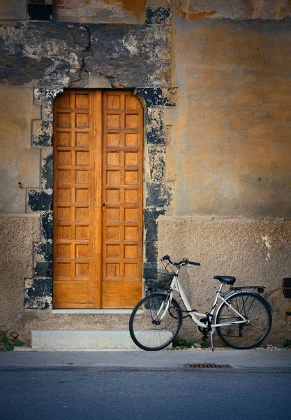Bicicleta Parque Frente Edifício Antigo Com Vista Para Rua Monterosso — Fotografia de Stock