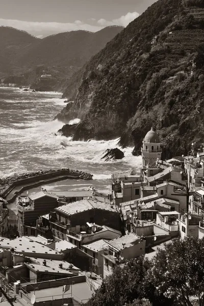 Vernazza Con Edifici Rocce Sopra Mare Nelle Cinque Terre — Foto Stock