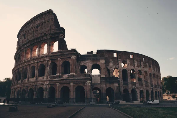콜로세움은 로마와 이탈리아의 상징적 건축물이다 — 스톡 사진