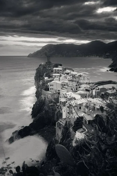 Vernazza Avec Des Bâtiments Sur Des Rochers Dessus Mer Noir — Photo