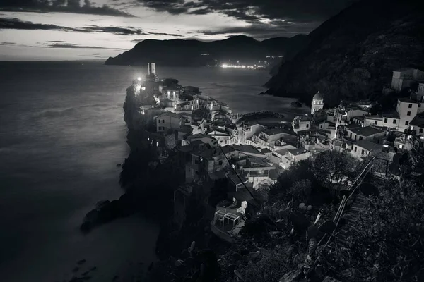 ヴェルナッツァ チンクエ テッレ イタリアの海上の岩の上の建物との夜 黒と白 — ストック写真
