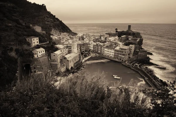 イタリア チンクテレの海の上の岩の上に建物とVernazza湾 — ストック写真