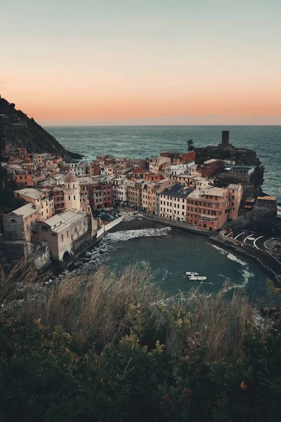 イタリア チンクテレの海の上の岩の上に建物とVernazza — ストック写真
