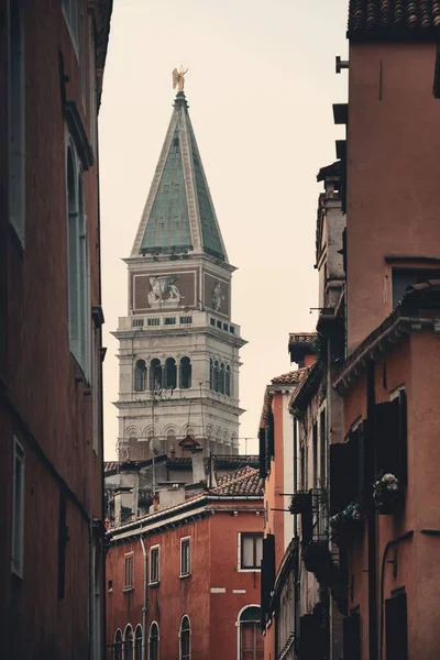 ヴェネツィアの歴史的建造物の間の鐘楼 イタリア — ストック写真