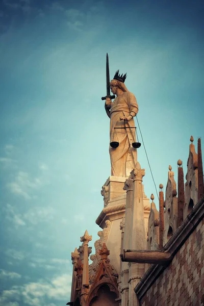Statue Sur Toit Bâtiments Historiques Venise Italie — Photo
