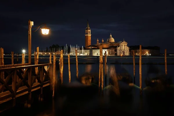 威尼斯 晚上用路灯和意大利的圣乔治马乔尔教堂 — 图库照片