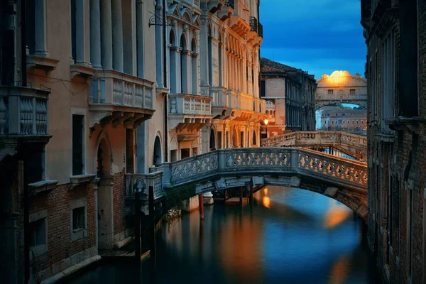 Венеціанський Канал Дивиться Вночі Мостом Історичними Будівлями Італія — стокове фото