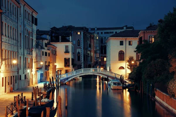 Vista Del Canal Venecia Por Noche Con Puente Edificios Históricos — Foto de Stock