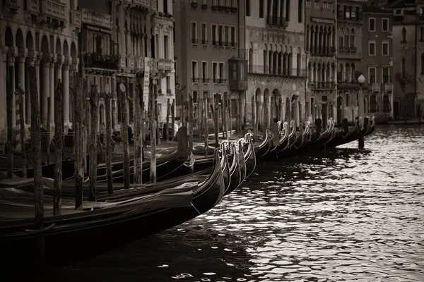 Gondole Parc Dans Eau Dans Canal Venise Avec Des Bâtiments — Photo