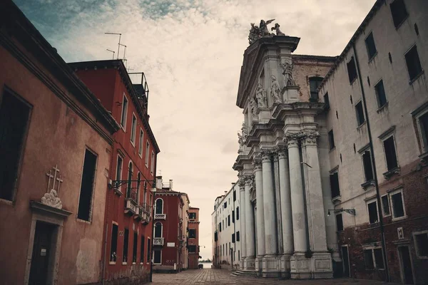 庭院看法与历史大厦和教会在威尼斯 意大利 — 图库照片