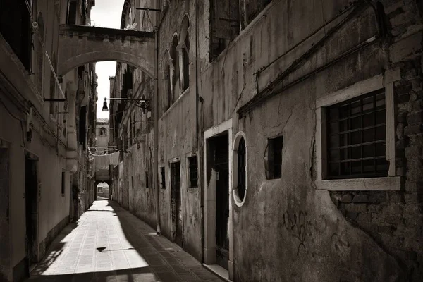 Alley Weergave Met Boog Historische Gebouwen Venetië Italië — Stockfoto