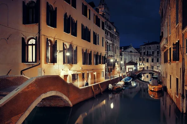Venedik Kanalı Gece Köprüsü Tarihi Binalarla Birlikte Talya — Stok fotoğraf