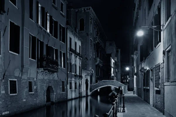 Vista Del Canal Venecia Por Noche Con Puente Edificios Históricos — Foto de Stock