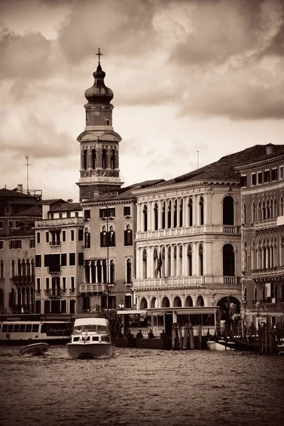 Blick Auf Den Kanal Von Venedig Mit Turm Und Historischen — Stockfoto