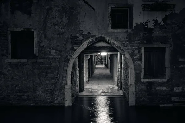 Gångväg Som Leder Till Gatan Natten Venedig Italien — Stockfoto