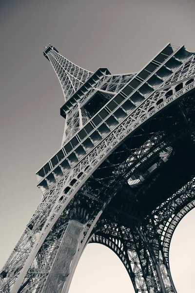 作为著名的城市地标在巴黎埃菲尔铁塔特写视图 — 图库照片