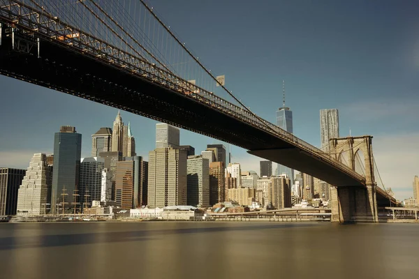 Abaixo Brooklyn Bridge Com Skyline Centro Manhattan Nova York — Fotografia de Stock