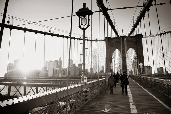 Lopen Brooklyn Bridge Met Voetgangers Het Centrum Van Manhattan New — Stockfoto