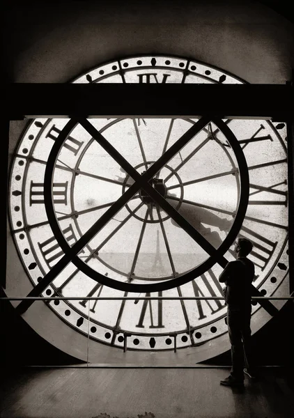 Турист Смотрит Гигантскую Часовую Башню Париже Франция — стоковое фото