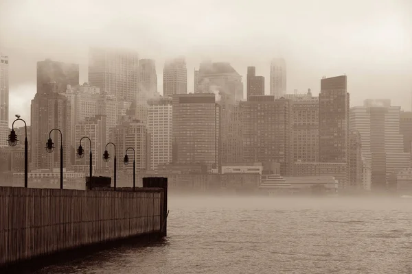 New York City Affärsdistrikt Med Brygga Dimmig Dag — Stockfoto