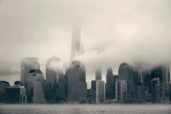 纽约市商业区在大雾天气里 — 图库照片
