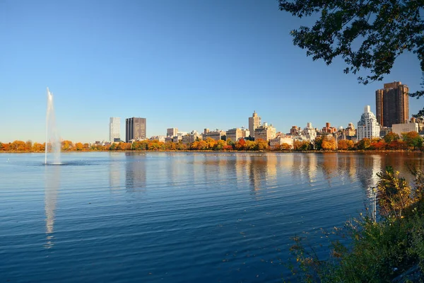 Fontein Wolkenkrabbers Aan Oostkant Van Central Park Meer Herfst New — Stockfoto