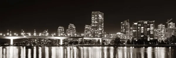 温哥华市天际线在建筑与桥梁夜景 — 图库照片