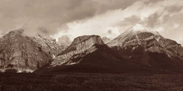 Kanada Daki Banff Ulusal Parkı Nın Karlı Dağlı Manzarası — Stok fotoğraf