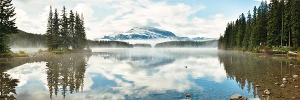 Lac Two Jack Avec Panorama Sur Les Montagnes Enneigées Reflet — Photo