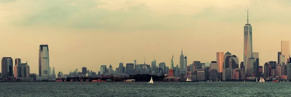 Манхеттенський Центр Міськими Хмарочосами Над Річкою — стокове фото