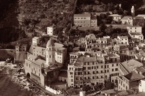 Vernazza Budovami Skalách Nad Mořem Cinque Terre Itálie — Stock fotografie