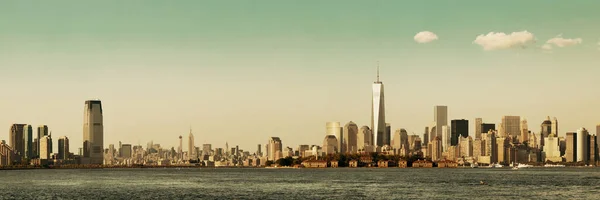 Manhattan Horizonte Del Centro Con Rascacielos Urbanos Sobre Río —  Fotos de Stock