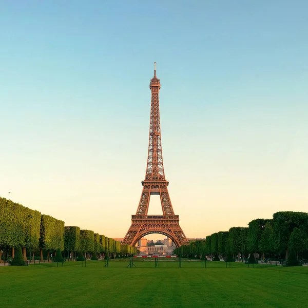 Eiffeltornet Med Gräsmatta Som Den Berömda Staden Landmärke Paris — Stockfoto