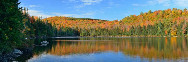 Озеро Осенней Листвы Гор Отражением Новой Англии Стоу — стоковое фото