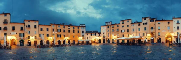 이탈리아어 Piazza Dell Anfeeeatro Lucca Italy Night View Panorama — 스톡 사진