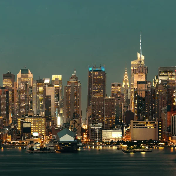 黄昏时分 曼哈顿市中心的天际线与哈德逊河上的街道相连 — 图库照片
