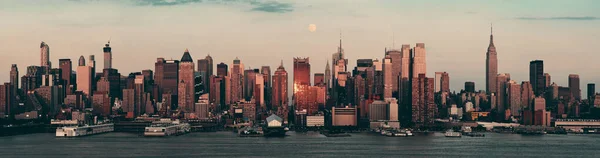 Salida Luna Sobre Centro Manhattan Con Horizonte Ciudad Atardecer — Foto de Stock