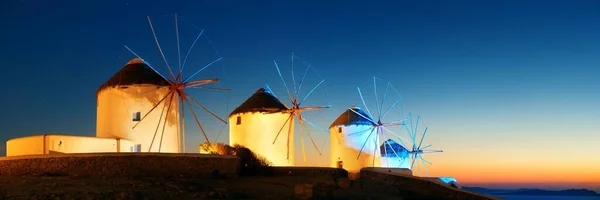 ギリシャのミコノス島の夜の有名なランドマークとして風車のパノラマ — ストック写真