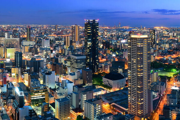 Город Осака ночью вид на крышу. Япония.