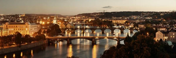プラハのスカイラインとチェコ共和国のパノラマの川を渡る橋 — ストック写真