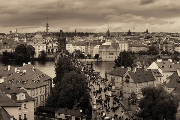 布拉格天际线顶部的景观与捷克共和国的历史建筑 — 图库照片