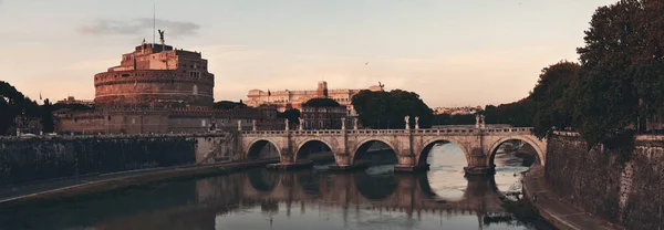卡斯特尔圣安杰罗和在意大利罗马全景台伯河上的桥 — 图库照片