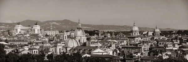 İtalya 'da antik mimari ile Roma çatısı manzarası siyah ve beyaz panorama. 