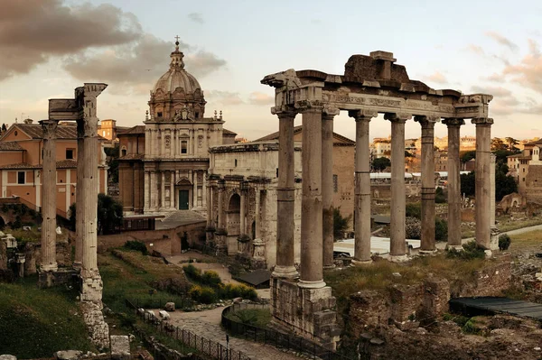 カラフルな雲が夕日の古代建築の遺跡でローマのフォーラム イタリア — ストック写真